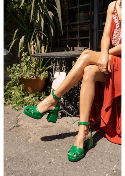 Carmen Kadin Siyah Platform Detay Topuklu Sandalet fırsatları