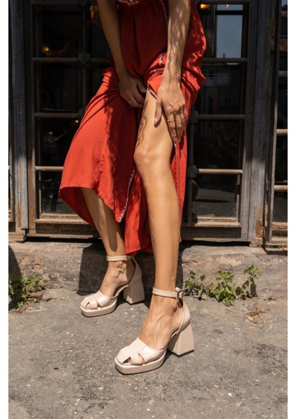 Carmen Kadin Siyah Platform Detay Topuklu Sandalet fırsatları