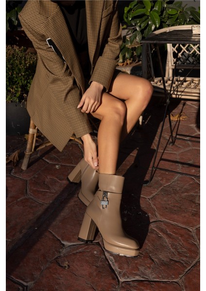 Lovers Kadın Siyah Kilit Detay Platform Bootie fiyatları