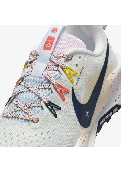 Pegasus Trail 5 Kadın Beyaz Koşu Ayakkabısı (Dar Kalıp) fırsatları