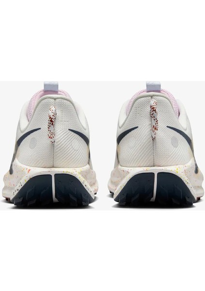Pegasus Trail 5 Kadın Beyaz Koşu Ayakkabısı (Dar Kalıp) indirimleri