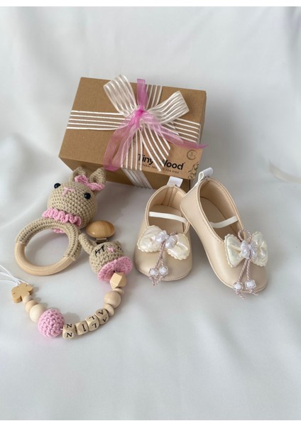 Kişiye Özel Isimli Yenidoğan Bebek Hediye Seti – Pembe Patik, Tavşan Çıngırak ve Emzik Zinciri
