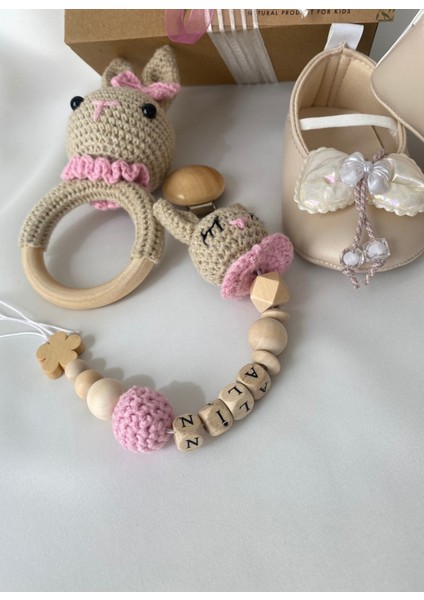 Kişiye Özel Isimli Yenidoğan Bebek Hediye Seti – Pembe Patik, Tavşan Çıngırak ve Emzik Zinciri fiyatları