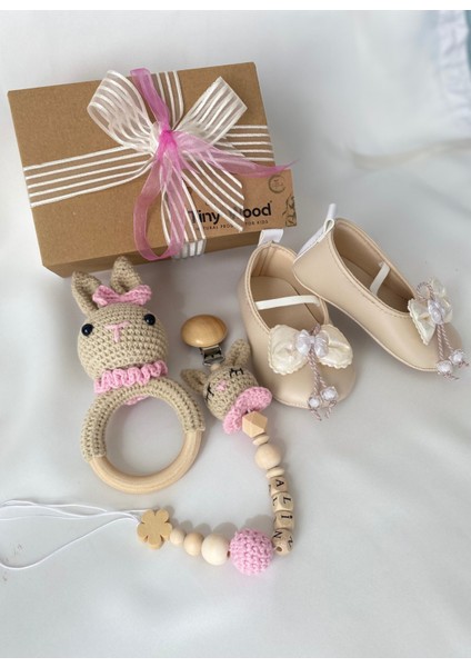 Kişiye Özel Isimli Yenidoğan Bebek Hediye Seti – Pembe Patik, Tavşan Çıngırak ve Emzik Zinciri modelleri