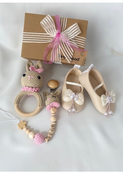 Kişiye Özel Isimli Yenidoğan Bebek Hediye Seti – Pembe Patik, Tavşan Çıngırak ve Emzik Zinciri fırsatları