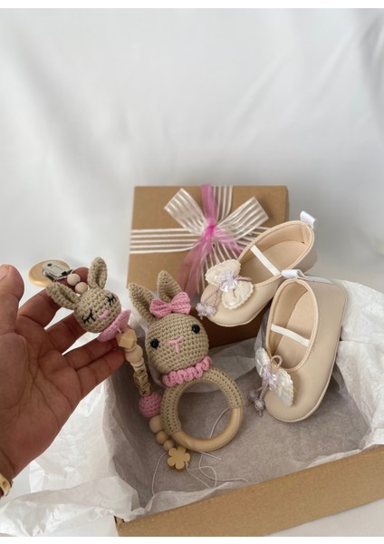 Kişiye Özel Isimli Yenidoğan Bebek Hediye Seti – Pembe Patik, Tavşan Çıngırak ve Emzik Zinciri indirimleri