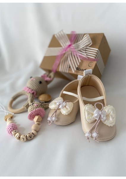 Kişiye Özel Isimli Yenidoğan Bebek Hediye Seti – Pembe Patik, Tavşan Çıngırak ve Emzik Zinciri