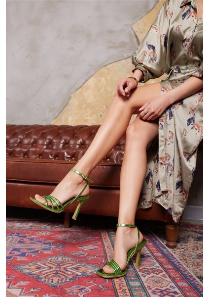 Tino Kadin Siyah Bantli Taş Detay Taban Topuklu Sandalet fiyatları