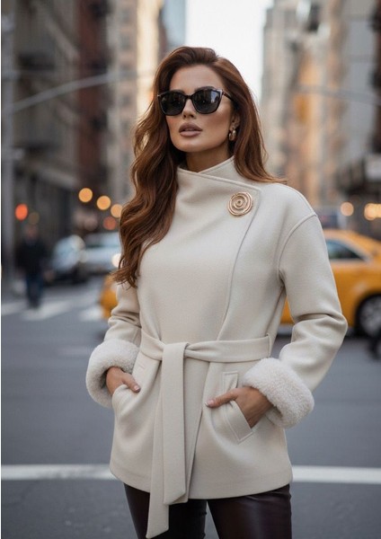 Kolu Kürklü Kuşaklı Şık Kadın Ceket