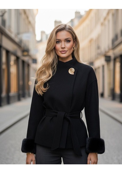 Kolu Kürklü Kuşaklı Şık Kadın Ceket