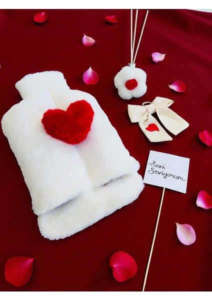 Sıcak Su Torbası Kırmızı Kalpli, Çilek Oda Kokusu, Nakışlı Anahtarlık, Seni Seviyorum Kart Hediye Seti