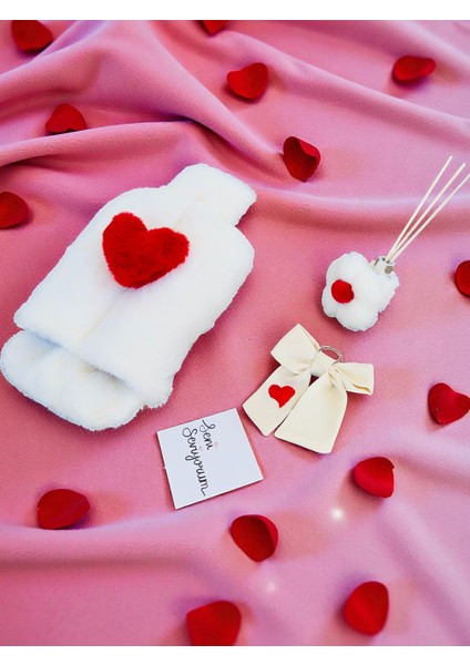 Sıcak Su Torbası Kırmızı Kalpli, Çilek Oda Kokusu, Nakışlı Anahtarlık, Seni Seviyorum Kart Hediye Seti fiyatları