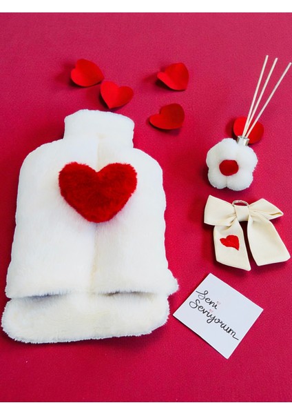 Sıcak Su Torbası Kırmızı Kalpli, Çilek Oda Kokusu, Nakışlı Anahtarlık, Seni Seviyorum Kart Hediye Seti fırsatları