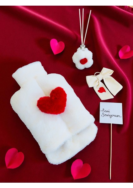 Sıcak Su Torbası Kırmızı Kalpli, Çilek Oda Kokusu, Nakışlı Anahtarlık, Seni Seviyorum Kart Hediye Seti indirimleri