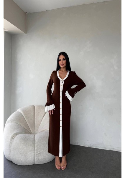 V Yaka Önden Düğmeli Yırtmaçlı Uzun Kollu Triko Elbise