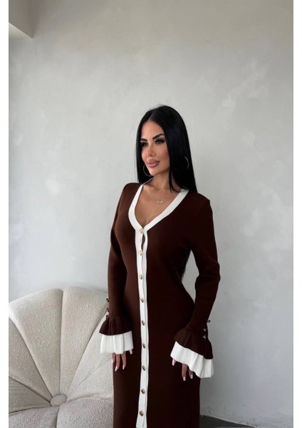 V Yaka Önden Düğmeli Yırtmaçlı Uzun Kollu Triko Elbise fırsatları