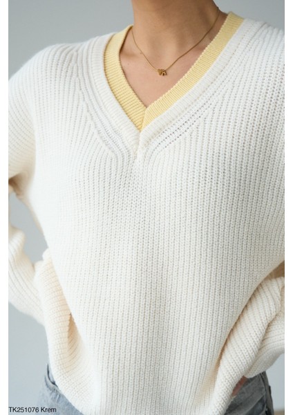 Kadın V Yaka Şeritli Oversıze Kesim Kışlık Kazak fiyatları