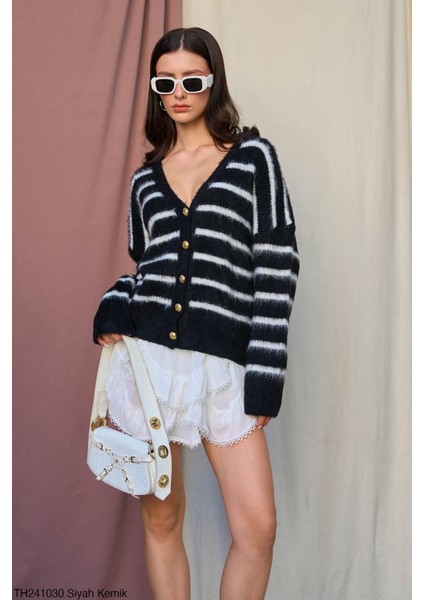 Kadın Düğmeli Standart Beden Çizgili Triko Hırka fiyatları