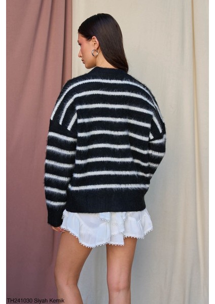 Kadın Düğmeli Standart Beden Çizgili Triko Hırka modelleri