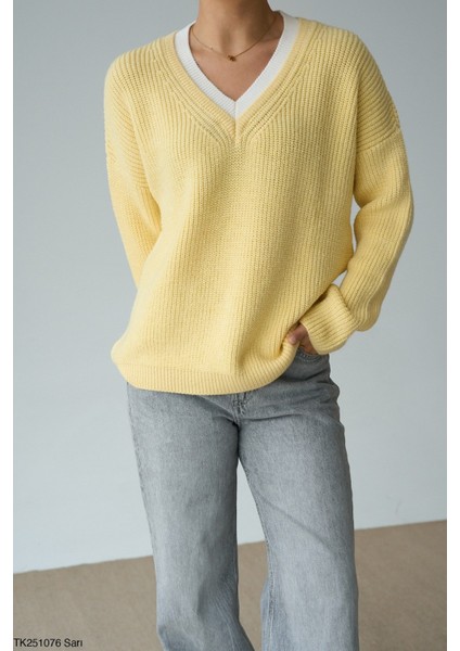 Kadın V Yaka Şeritli Oversıze Kesim Kışlık Kazak