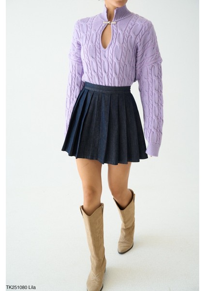 Kadın Aksesuarlı Örgü Desenli Göğüs Dekolteli Kazak