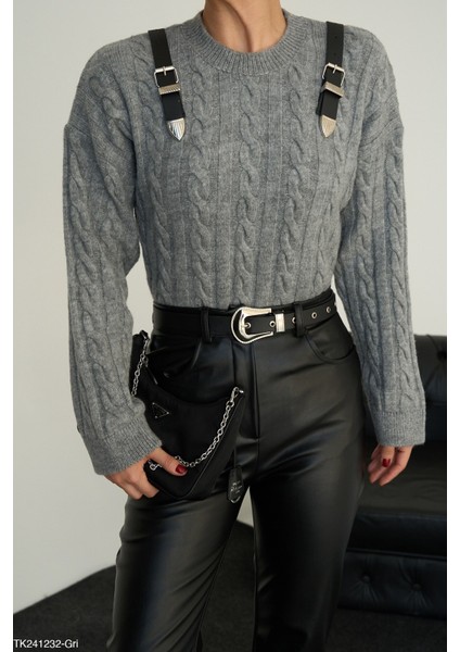 Kadın Aksesuarlı Örgü Desenli Kazak