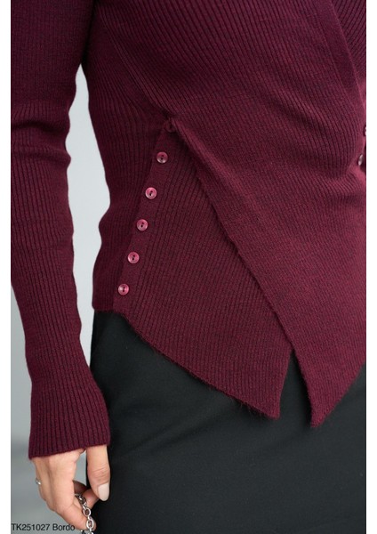 Kadın Düğme Aksesuarlı Yarım Balıkçıl Triko Kazak