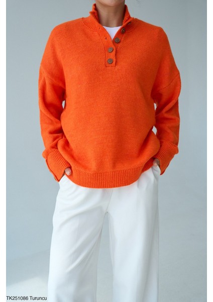 Kadın Kol ve Boğaz Düğme Aksesuarlı Triko Kazak