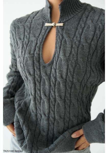 Kadın Aksesuarlı Örgü Desenli Göğüs Dekolteli Kazak