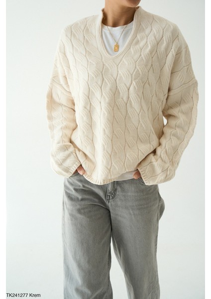 Kadın Dik Yaka Göğüs Dekolteli Örgü Kışlık Kazak modelleri