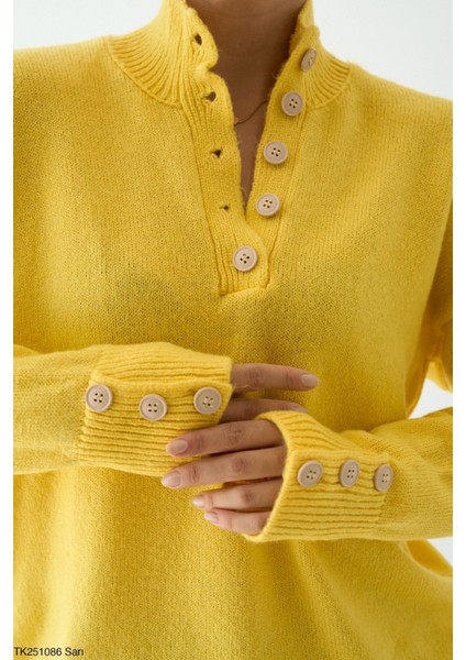 Kadın Kol ve Boğaz Düğme Aksesuarlı Triko Kazak