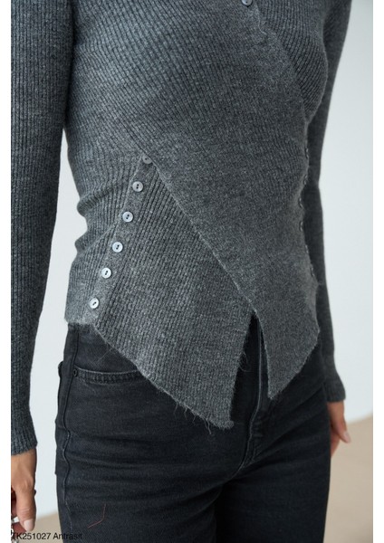 Kadın Düğme Aksesuarlı Yarım Balıkçıl Triko Kazak