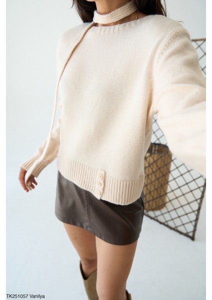 Kadın Boyun Aksesuarlı Standart Beden Triko Kazak