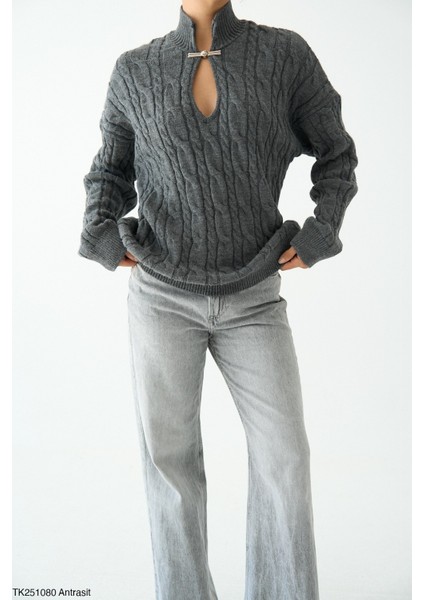 Kadın Aksesuarlı Örgü Desenli Göğüs Dekolteli Kazak fiyatları