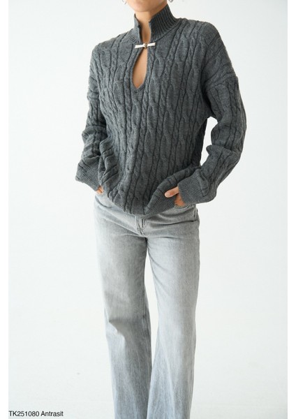 Kadın Aksesuarlı Örgü Desenli Göğüs Dekolteli Kazak modelleri