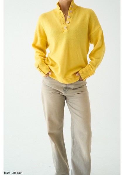 Kadın Kol ve Boğaz Düğme Aksesuarlı Triko Kazak fiyatları