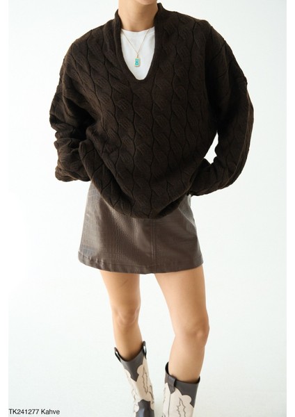 Kadın Dik Yaka Göğüs Dekolteli Örgü Kışlık Kazak