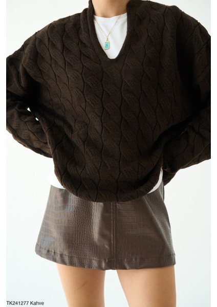 Kadın Dik Yaka Göğüs Dekolteli Örgü Kışlık Kazak modelleri