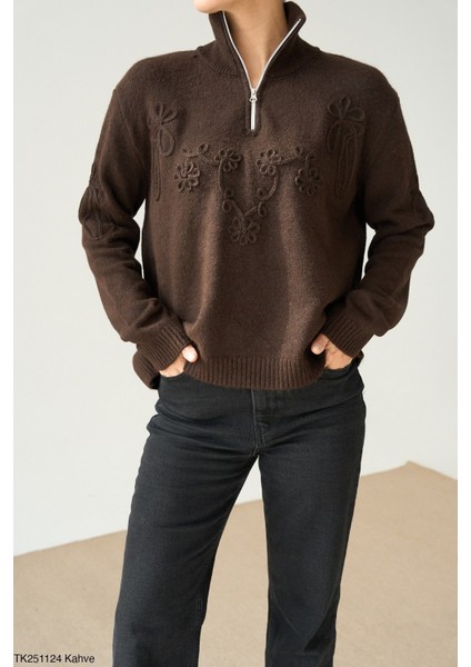 Kadın Yarım Fermuarlı Desenli Boğazlı Örme Triko Kazak