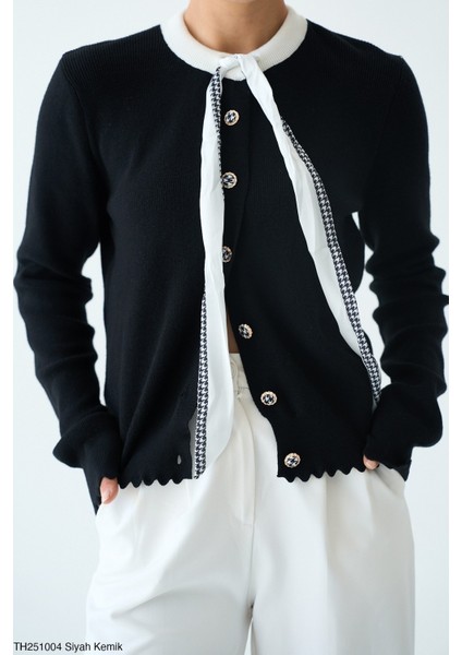 Kadın Fiyonk Detaylı Iki Renk Düğmeli Triko Kazak