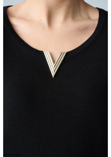 Kadın V Yaka Aksesuarlı Ince Kazak