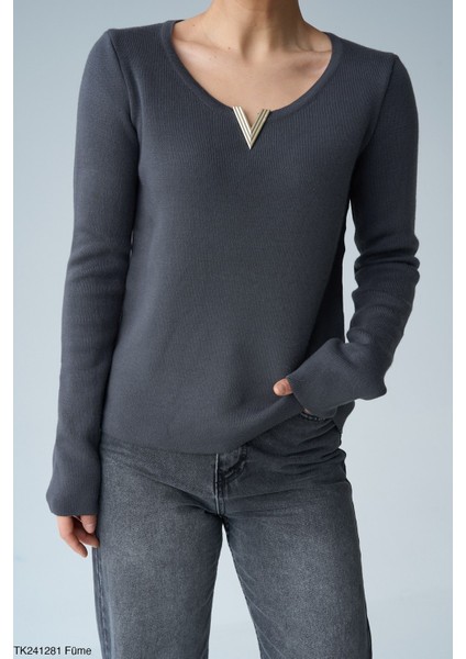 Kadın V Yaka Aksesuarlı Ince Kazak