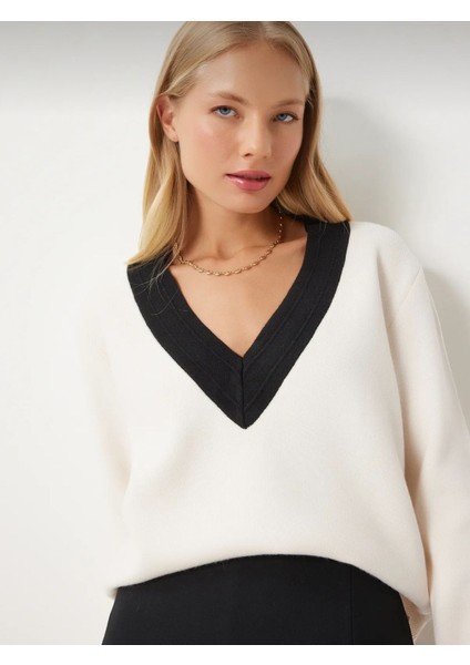 Kadın V Yaka Şeritli Oversıze Kesim Kışlık Kazak