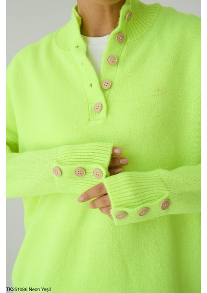 Kadın Kol ve Boğaz Düğme Aksesuarlı Triko Kazak