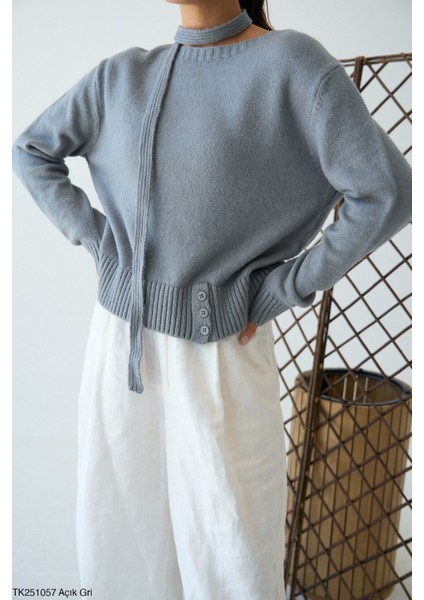 Kadın Boyun Aksesuarlı Standart Beden Triko Kazak