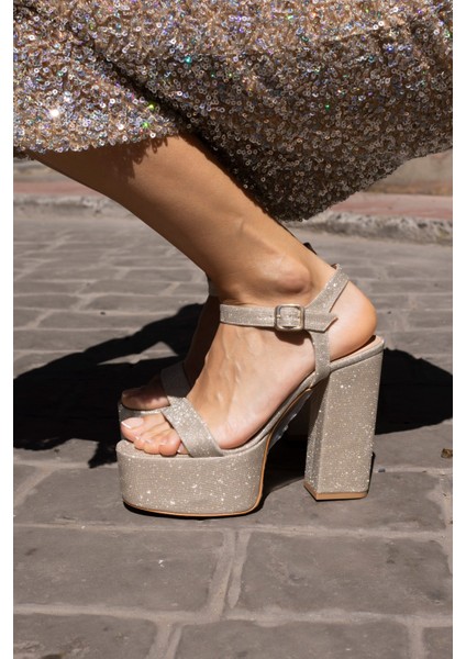 Jaclı Kadın Altın Simli Platform Topuklu Sandalet indirimleri