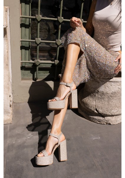 Jaclı Kadın Altın Simli Platform Topuklu Sandalet