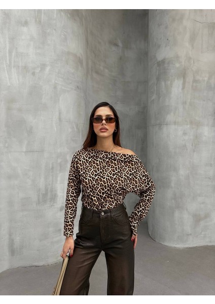 Kadın Leopar Desenli Düşük Omuzlu Bluz indirimleri