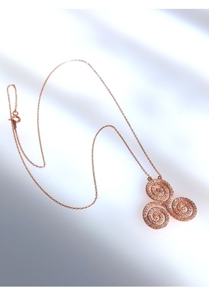 925 Ayar Gümüş Triskele Üçlü Sarmal Gold Işıltılı Tasarım Kadın Kolye Doğum Günü Hediye fiyatları