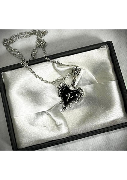 Haçlı Gotik Siyah Kalp Kolye